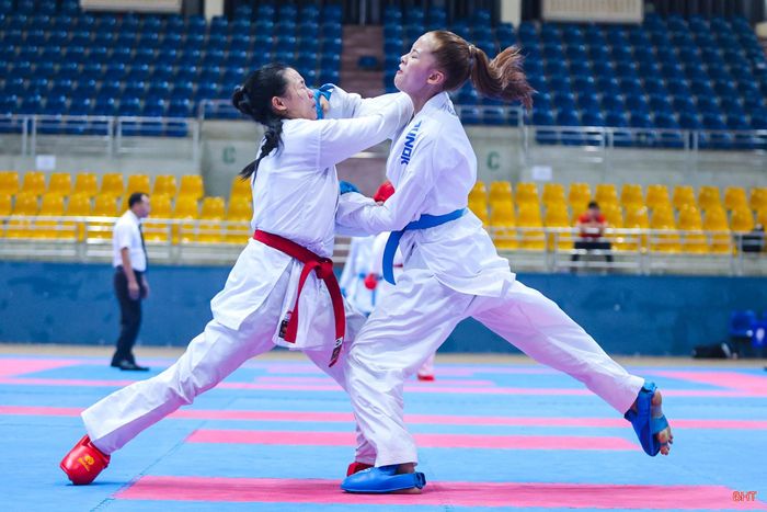 Ở nội dung kumite, các nữ VĐV mang đến những màn so tài trực tiếp đầy quyết liệt, “bùng nổ” với tốc độ và những pha ra đòn dứt khoát.