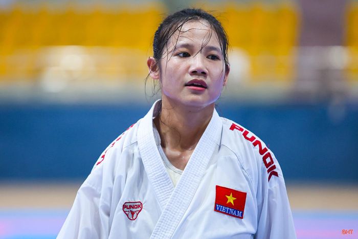 Mồ hôi nhễ nhại trên khuôn mặt của các nữ VĐV sau mỗi trận đấu.
