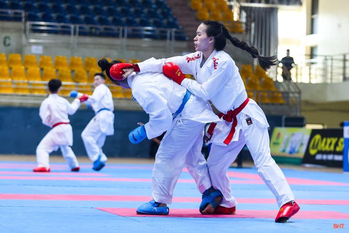 Sàn đấu nóng lên với những màn đối kháng đầy kịch tính, các nữ võ sĩ thi đấu bằng cả sức mạnh và trí tuệ. Mỗi giây trôi qua đều căng thẳng và đầy cảm xúc.