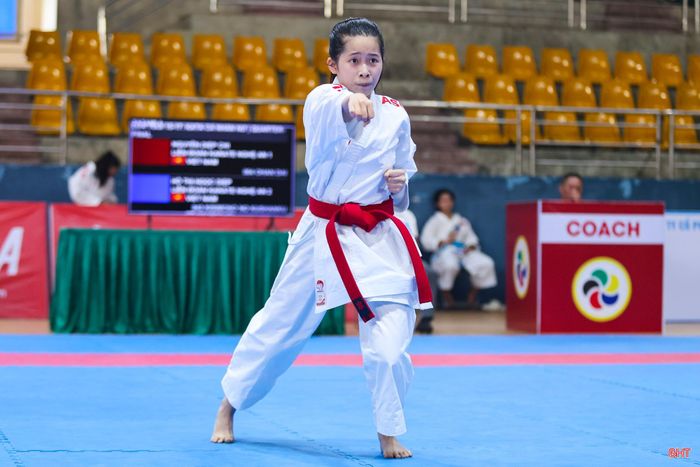 Ở nội dung kata, các nữ VĐV cho thấy sự mềm mại, chuẩn xác trong từng động tác. Vẻ đẹp của họ tỏa sáng qua từng thế võ uyển chuyển, kiểm soát từng chuyển động hoàn hảo.
