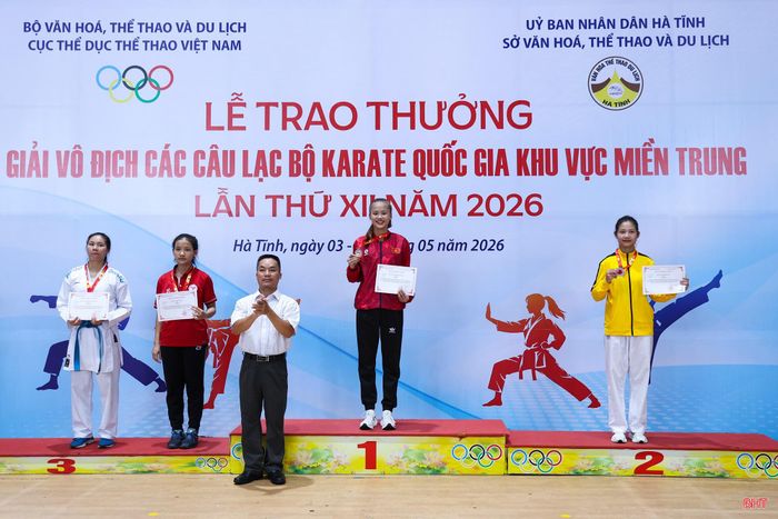 Khoảnh khắc bước lên bục vinh quang không chỉ là giây phút tỏa sáng của chiến thắng, mà còn là phần thưởng xứng đáng cho những nỗ lực bền bỉ, ý chí vượt khó và niềm đam mê cháy bỏng mà các nữ VĐV đã kiên trì theo đuổi.