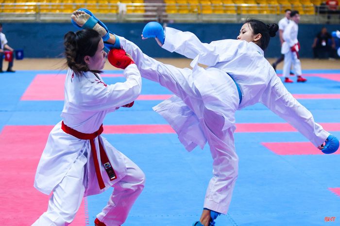 Các VĐV nữ chủ động tấn công, phòng thủ linh hoạt và không ngại va chạm trong từng tình huống. Nhịp độ nhanh cùng những pha ra đòn dứt khoát đã làm nổi bật tính đối kháng và sức hấp dẫn của nội dung này.