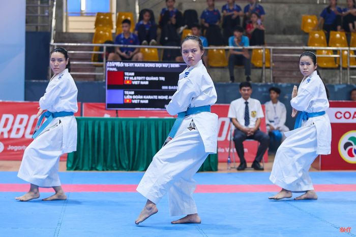 Các võ sĩ thực hiện bài thi đúng kỹ thuật, đảm bảo sự hài hòa giữa sức mạnh và sự uyển chuyển. Nhiều vận động viên trẻ cho thấy tiềm năng phát triển qua cách thể hiện tự tin và chắc chắn.
