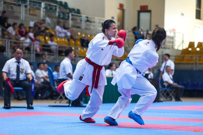 Khác với vẻ nhẹ nhàng, uyển chuyển của kata, nội dung kumite thể hiện rõ sự máu lửa trong thi đấu.