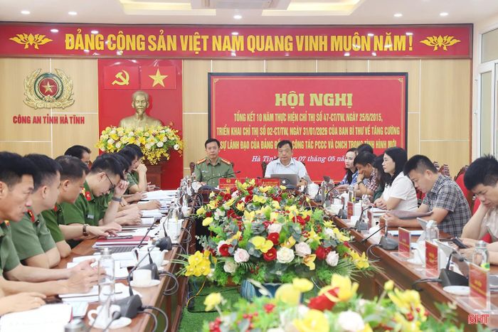 Đồng chí Hồ Huy Thành - Phó Chủ tịch UBND tỉnh và Đại tá Nguyễn Trung Kiên - Phó Giám đốc Công an tỉnh điều hành điểm cầu Hà Tĩnh.