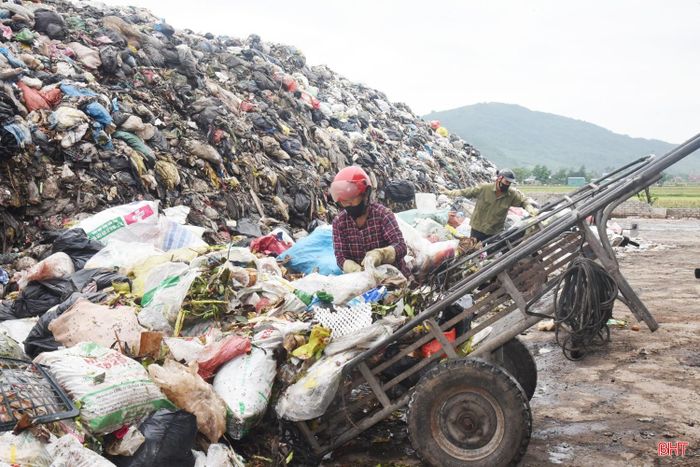Dù đã quá tải từ lâu nhưng lò đốt rác Tiên Điền hàng ngày vẫn đang phải tiếp nhận thêm hàng chục tấn rác phát sinh mới.