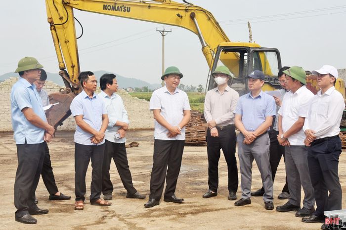 Phó Chủ tịch UBND tỉnh Hồ Huy Thành cùng đoàn công tác của UBND tỉnh kiểm tra thực tế tại lò đốt rác Tiên Điền.