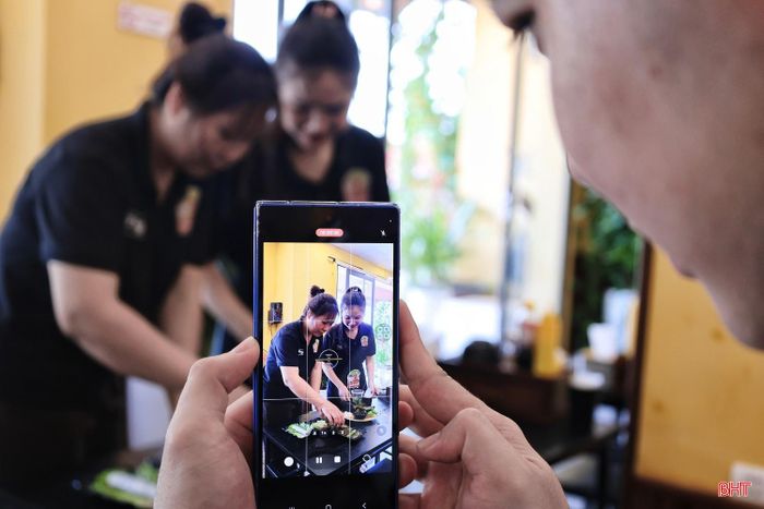 Anh Nguyễn Thành Chung thường tự quay và chỉnh sửa video để đăng tải lên kênh TikTok quảng bá thương hiệu “Nem nướng 7 ngày”.