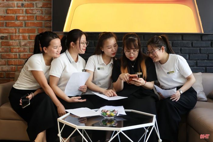 Nhiều hộ kinh doanh tại Hà Tĩnh đang tận dụng video ngắn trên mạng xã hội để quảng bá sản phẩm và tiếp cận khách hàng.