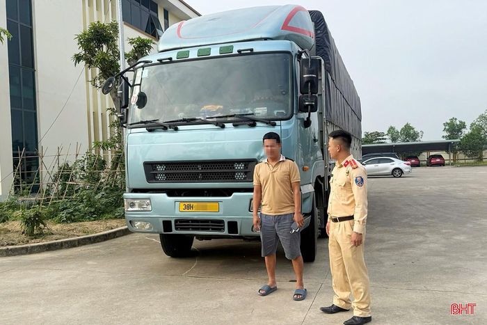 Tài xế Trần Ngọc S. bị phạt 5 triệu đồng, trừ 2 điểm giấy phép lái xe do có hành vi điều khiển xe đi không đúng làn đường quy định (đi vào làn ngược chiều).