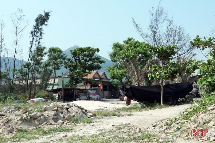 Thực trạng xói lở, xâm thực của biển vào đất liền trên địa bàn thôn Trung Tân đã đến mức báo động.