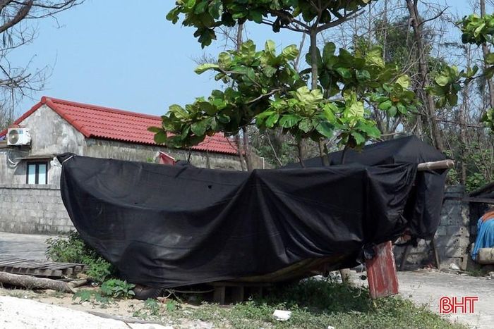 Sau mỗi lần đi biển về, thuyền cá của ông Dâng phải đưa lên đất liền, cách bờ hàng trăm mét để đảm bảo an toàn.