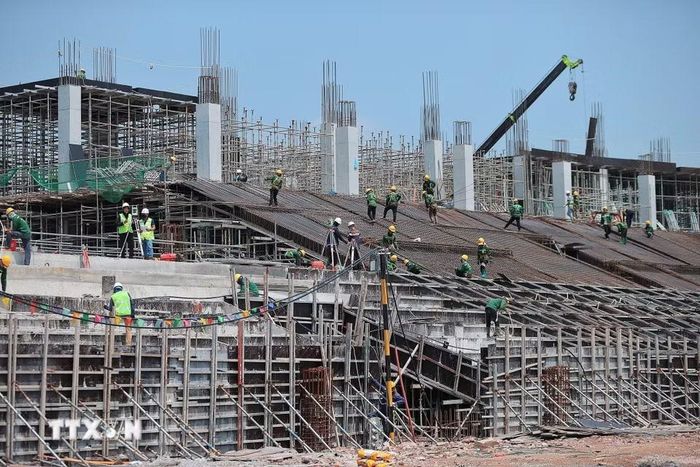 Công nhân thi công hạng mục khán đài sân vận động PVF. (Ảnh: Minh Quyết/TTXVN)