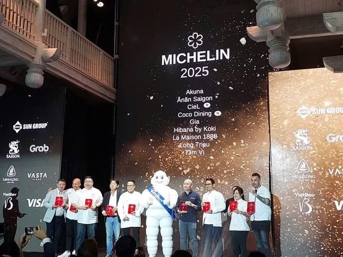 Đại diện 9 nhà hàng đạt một Sao Michelin lên nhận giải rong khuôn khổ lễ công bố năm 2025, tại Đà Nẵng.. (Ảnh: Minh Thu/Vietnam+)