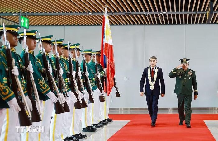 Lễ đón Thủ tướng Lê Minh Hưng tham dự Hội nghị Cấp cao ASEAN lần thứ 48 tại sân bay quốc tế Mactan, Cebu, Philippines. (Ảnh: Dương Giang/TTXVN)