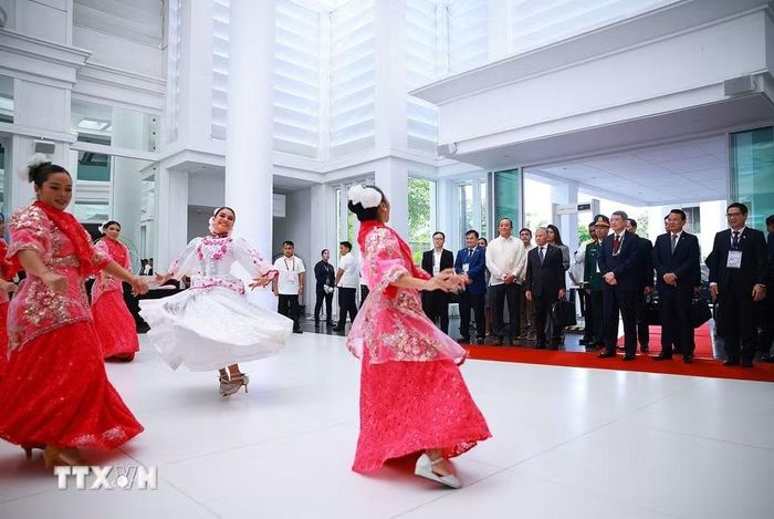 Vũ điệu truyền thống chào mừng Thủ tướng Lê Minh Hưng tham dự Hội nghị Cấp cao ASEAN lần thứ 48 tại Cebu, Philippines. (Ảnh: Dương Giang/TTXVN)