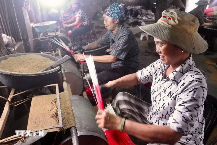 Các xưởng sản xuất ở Văn Quan đưa máy móc vào sản xuất nhằm giảm sức lao động, tăng năng suất cho sản phẩm hương đen. (Ảnh: Đinh Văn Nhiều/TTXVN)