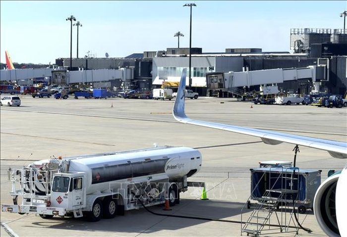 Tiếp nhiên liệu cho máy bay tại Sân Quốc tế Hartsfield-Jackson Atlanta ở bang Georgia của Mỹ. Ảnh: Ngọc Quang - P/v TTXVN tại Mỹ
