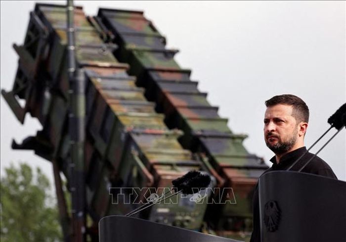 Tổng thống Volodymyr Zelensky thị sát cuộc tập trận của binh sĩ Ukraine cùng với các thiết bị quân sự, trong đó có hệ thống đánh chặn tên lửa Patriot, tại một địa điểm ở Đức, ngày 11/6/2024. Ảnh: Reuters/TTXVN