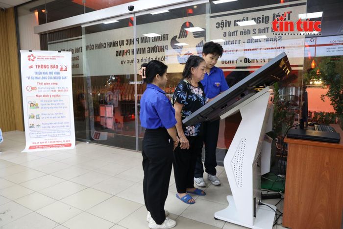 Người dân tra cứu thông tin thủ tục hành chính bằng AI trợ lý ảo tại Trung tâm Phục vụ hành chính công phường Minh Phụng sau 17 giờ.
