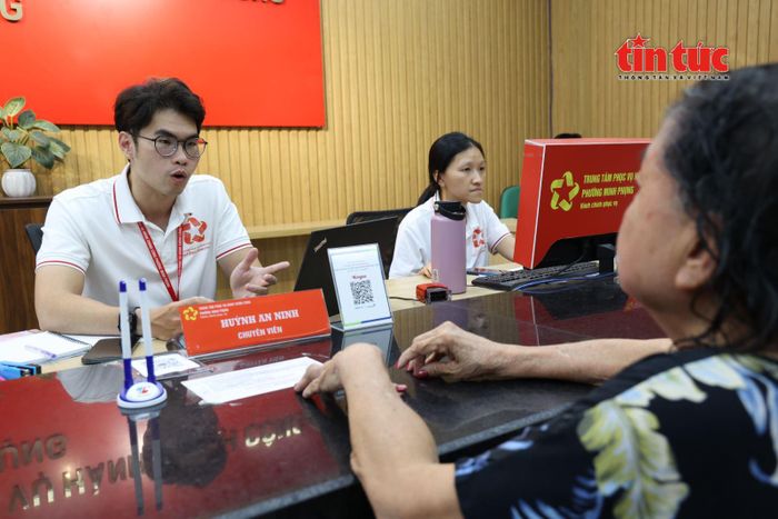 Anh Huỳnh An Ninh, chuyên viên phụ trách lĩnh vực văn hóa, lao động - thương binh và xã hội, nội vụ, y tế hướng dẫn người dân hoàn thiện hồ sơ hành chính.