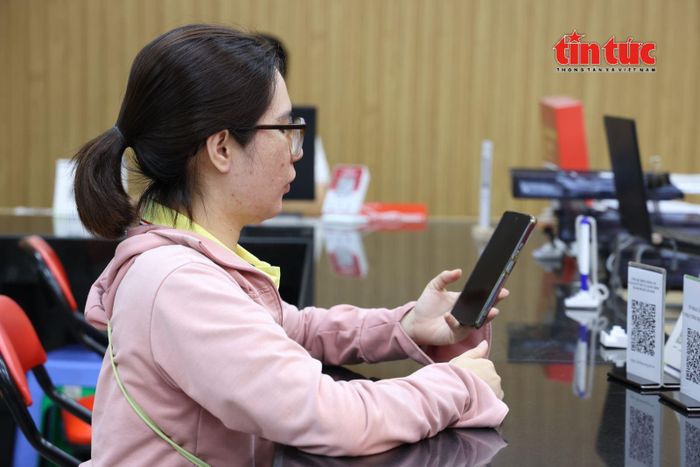 Người dân hài lòng với mô hình giải quyết thủ tục hành chính ngoài giờ tại phường Minh Phụng.