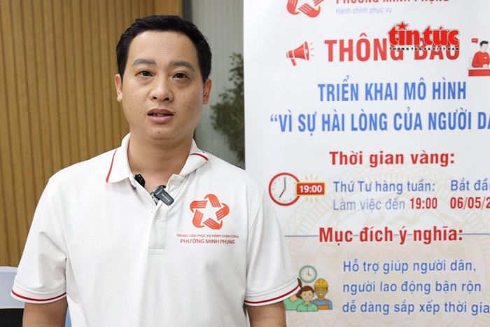 Ông Phạm Trần Tuấn Khải, Giám đốc Trung tâm Phục vụ hành chính công phường Minh Phụng, trao đổi về hiệu quả mô hình làm việc ngoài giờ với báo chí.