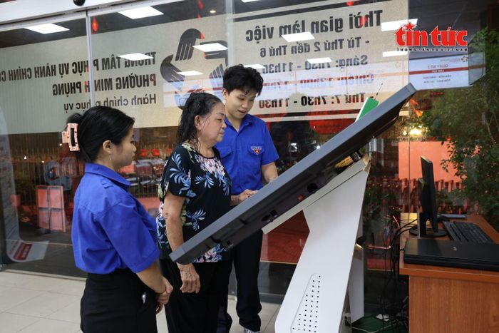 Cô Trịnh Niên Kình, cư dân khu phố 1 (chung cư Tân Phước, phường Minh Phụng) thực hiện thủ tục hành chính ngoài giờ tại Trung tâm Phục vụ hành chính công phường.