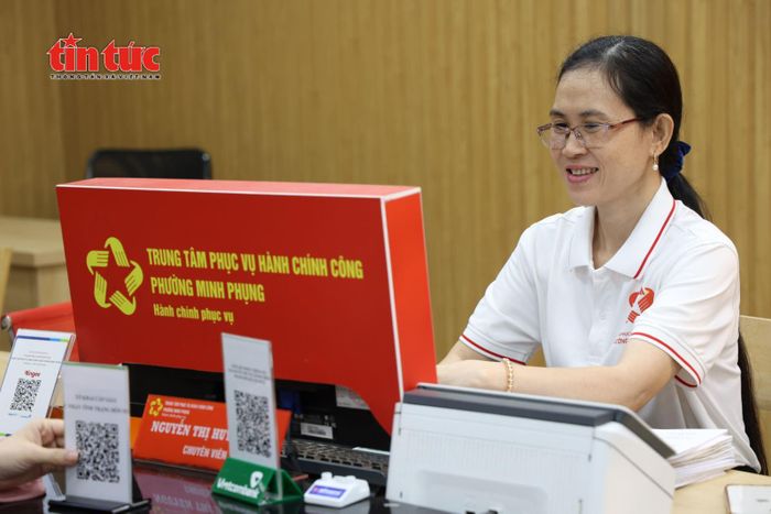 Chị Nguyễn Thị Huyền Trâm, cán bộ phụ trách tiếp nhận và trả hồ sơ hộ tịch hỗ trợ người dân giải quyết thủ tục hành chính sau 17 giờ.