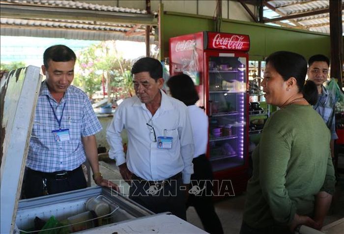 Đoàn kiểm tra liên ngành an toàn thực phẩm tỉnh Cà Mau thực hiện truyền thông về an toàn thực phẩm tại Điểm du lịch sinh thái Giá Biển, phường Hiệp Thành.