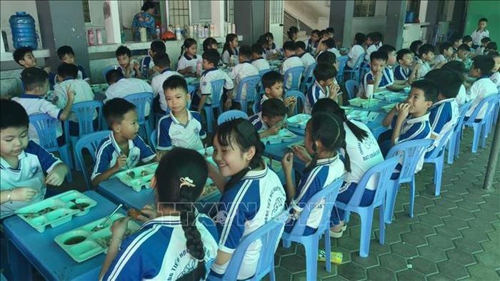 Giờ ăn trưa của học sinh trường Tiểu học Nguyễn Văn Trỗi, phường Tân Thành.