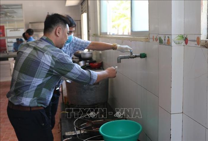 Đoàn kiểm tra liên ngành an toàn thực phẩm tỉnh Cà Mau tổ chức lấy mẩu kiểm nghiệm tại Bếp ăn tập thể Công ty Việt Úc, phường Hiệp Thành.