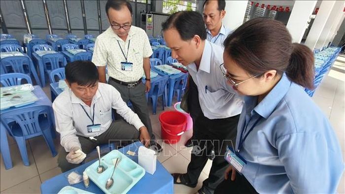 Đoàn kiểm tra liên ngành an toàn thực phẩm tỉnh Cà Mau tổ chức test nhanh thực phẩm tại trường Tiểu học Nguyễn Văn Trỗi, phường Tân Thành.