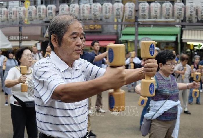 Người cao tuổi tập thể dục tại Tokyo, Nhật Bản. Ảnh: AFP/TTXVN