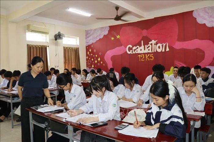 Giáo viên Trung tâm Giáo dục thường xuyên tỉnh Hà Tĩnh kèm cặp sát sao cho từng nhóm học sinh.