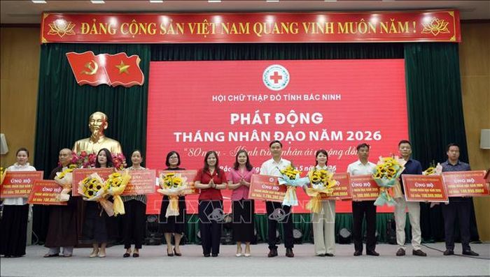 Lãnh đạo tỉnh Bắc Ninh, Hội Chữ Thập đỏ tỉnh tặng hoa tri ân các đơn vị đăng kí ủng hộ Tháng Nhân đạo.