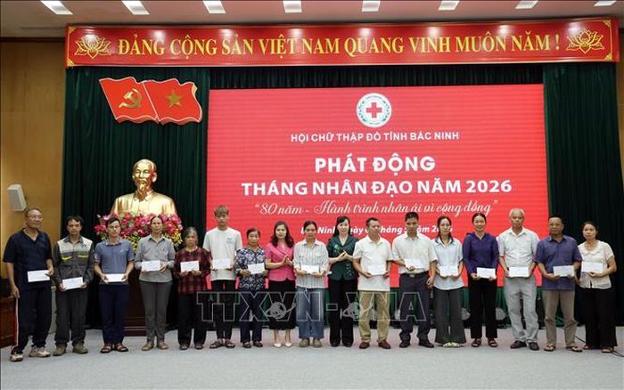 Lãnh đạo tỉnh Bắc Ninh trao quà cho hộ gia đình có hoàn cảnh khó khăn.