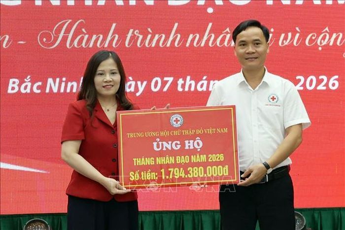 Trao biểu trưng ủng hộ Tháng Nhân đạo 2026.