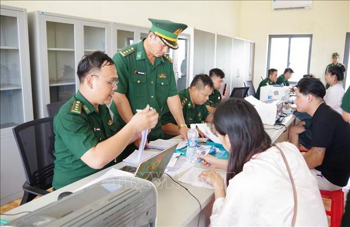 Thượng tá Đoàn Trọng Nghĩa, Phó Chỉ huy trưởng kiêm Tham mưu trưởng Ban Chỉ huy Bộ đội Biên phòng thành phố giám sát các khâu phỏng vấn, phân loại, sàng lọc sau khi bàn giao.