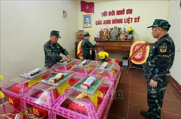Đội tìm kiếm, quy tập hài cốt liệt sĩ đưa các hài cốt liệt sĩ tại điểm cao A5 về Nhà tưởng niệm của Đội quy tập hài cốt liệt sĩ.