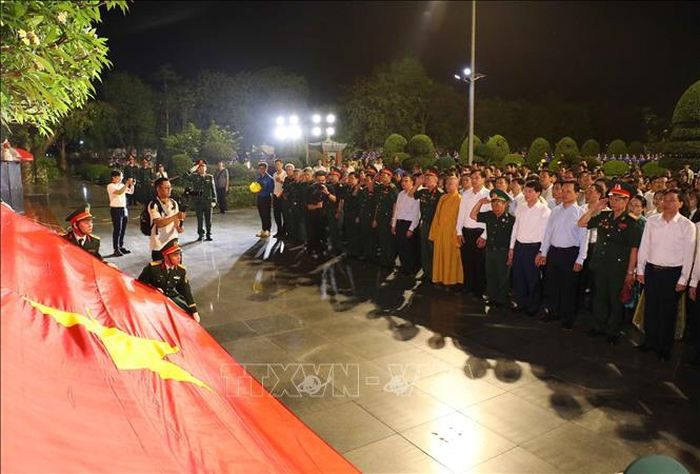 Nghi lễ chào cờ tại Lễ dâng hương tưởng niệm các Anh hùng liệt sĩ tại Nghĩa trang liệt sĩ A1. Ảnh: Trung Kiên/TTXVN