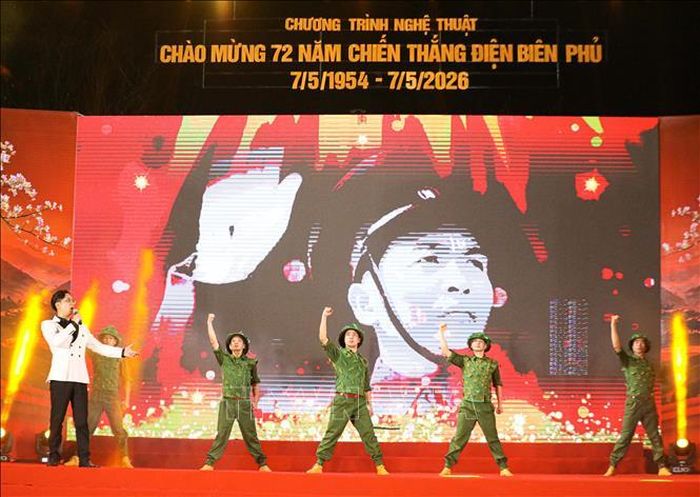 Một tiết mục ca ngợi công lao to lớn của Đại tướng Võ Nguyên Giáp. Ảnh: Phan Quân/TTXVN