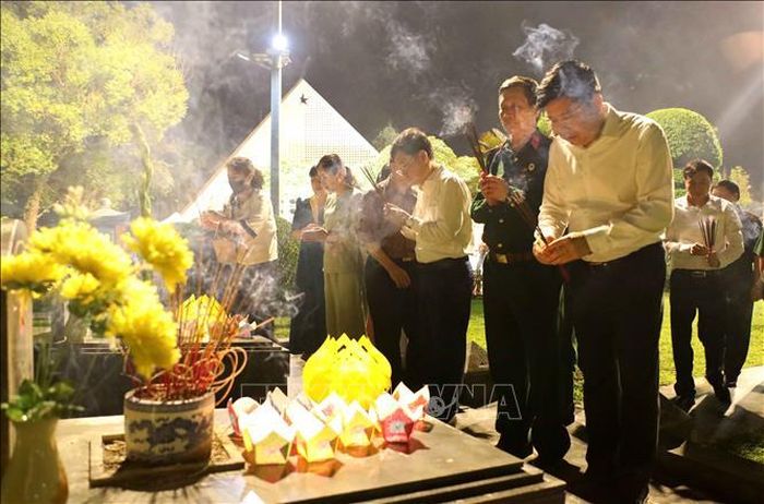 Các đại biểu và Nhân dân tỉnh Điện Biên dâng hương tri ân, tưởng niệm các Anh hùng liệt sĩ tại Nghĩa trang liệt sĩ A1. Ảnh: Trung Kiên/TTXVN