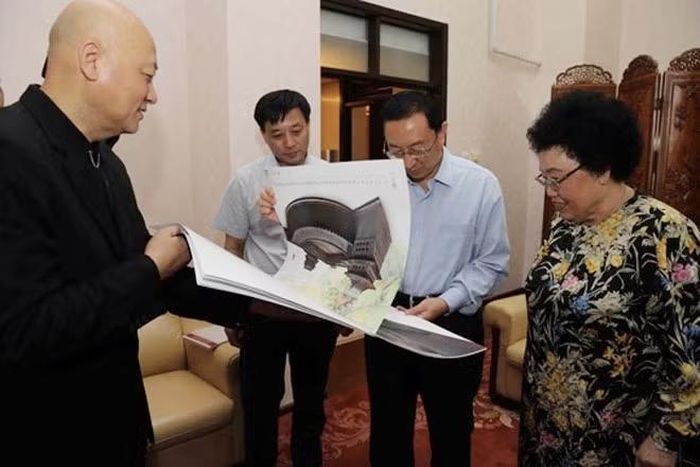 Trì Trọng Thụy dành thời gian chăm sóc Bảo tàng Gỗ Đàn Hương Trung Quốc - tài sản tâm huyết của vợ chồng ông.