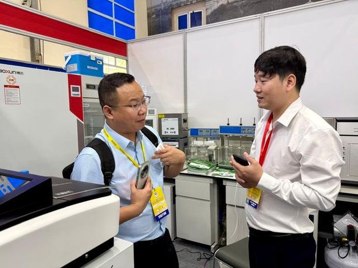 Đại diện Công ty Thùy Anh trao đổi chi tiết với khách hàng về thiết bị và giải pháp vận hành, thể hiện định hướng đồng hành kỹ thuật cùng khách hàng.