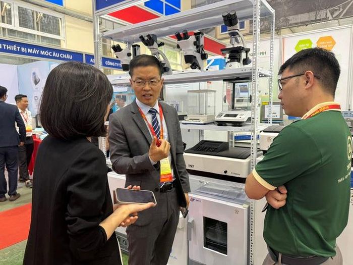 Đại diện hãng thiết bị phân tích PEAK Instrument trực tiếp tư vấn, hỗ trợ khách tham quan tại gian hàng A185 trong khuôn khổ triển lãm Vietnam Medi-Pharm 2026.