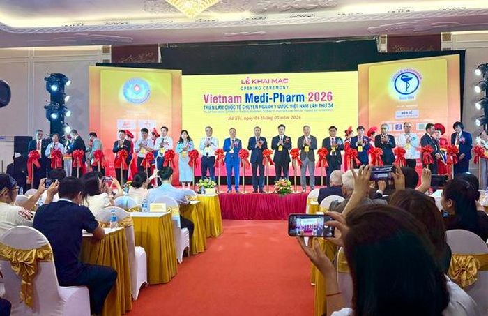 Toàn cảnh lễ khai mạc Vietnam Medi-Pharm 2026 – Sự kiện quy tụ đông đảo doanh nghiệp trong và ngoài nước, phản ánh sự sôi động của thị trường thiết bị và công nghệ y dược tại Việt Nam.