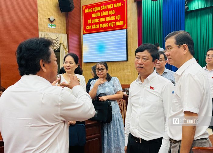 Ông Võ Văn Minh tiếp tục lắng nghe ý kiến đóng góp của cử tri sau khi két thúc hội nghị.