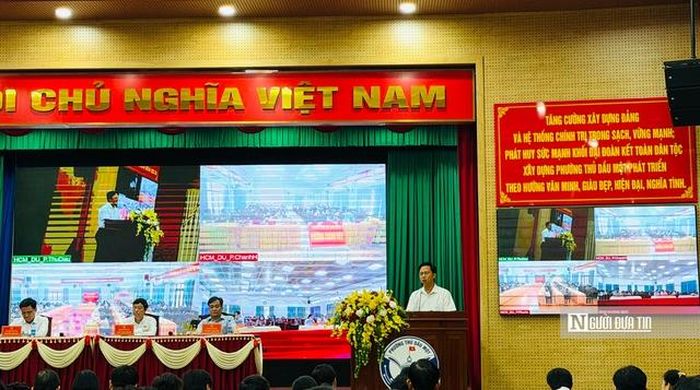 Đông đảo cử tri tham gia buổi tiếp xúc, trực tiếp và thông qua hệ thống trực tuyến.