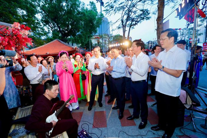 Lãnh đạo thành phố Hải Phòng tham quan các không gian văn hóa.